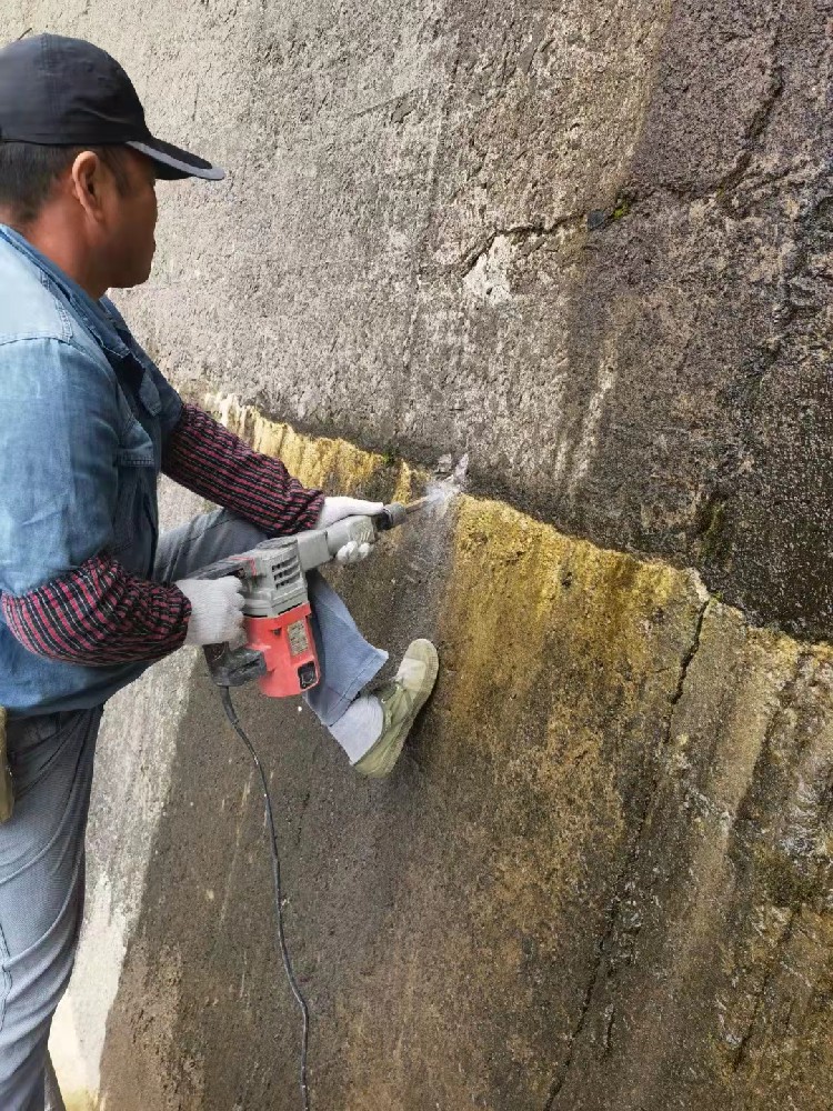 地下室建筑面浇完之后漏水怎么修？